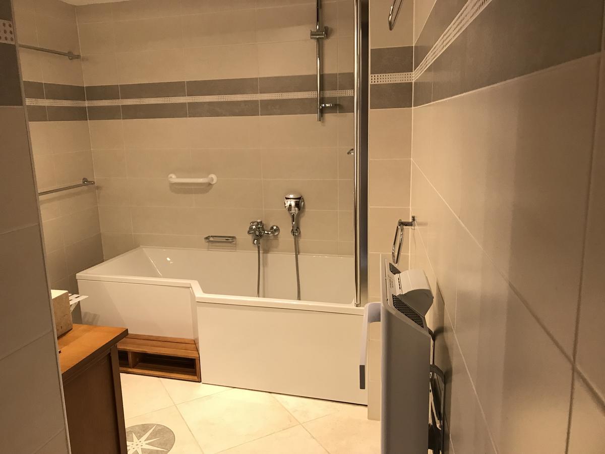 Portail Haut Bed & Breakfast Previnquieres Exterior photo